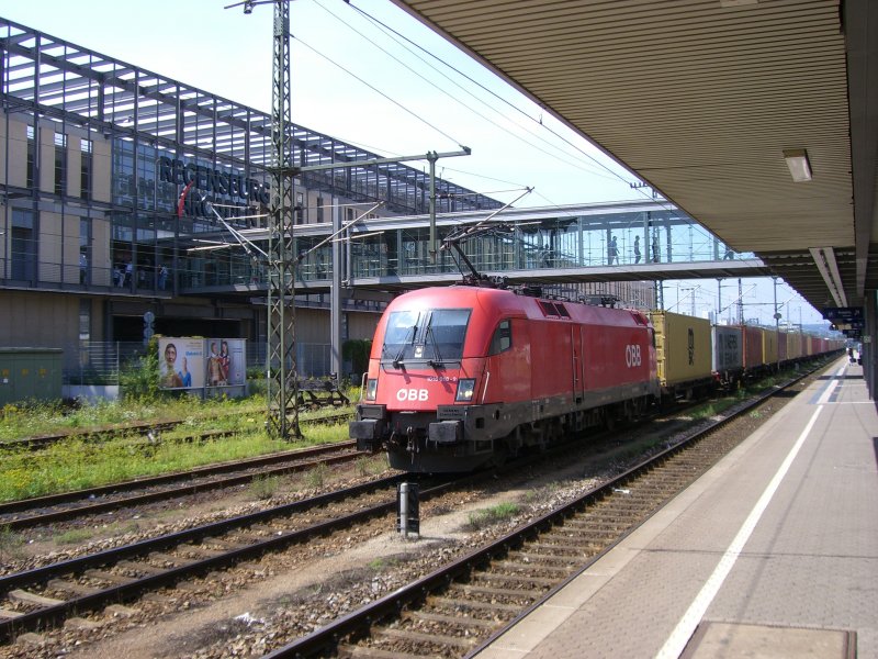 1016 018 mit einem Containerzug am 14.08.2007 in Rgbg.