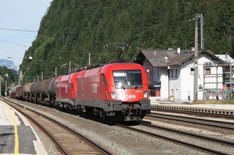 1016 019 + 1116 121 mit einem gemischten G�terzug am 14.06.2009 in Brixlegg.