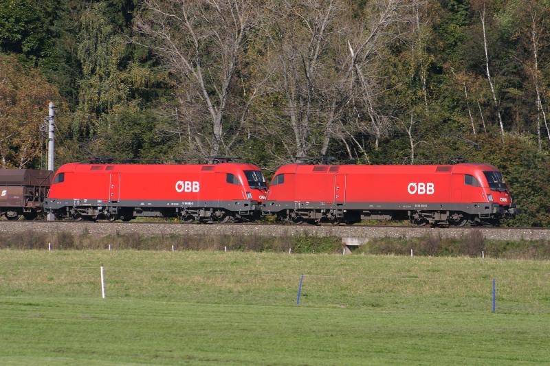 1016 019-0 und 1116 032-2 mit einem Gterzug bei Timmersdorf. (16.10.2005)
