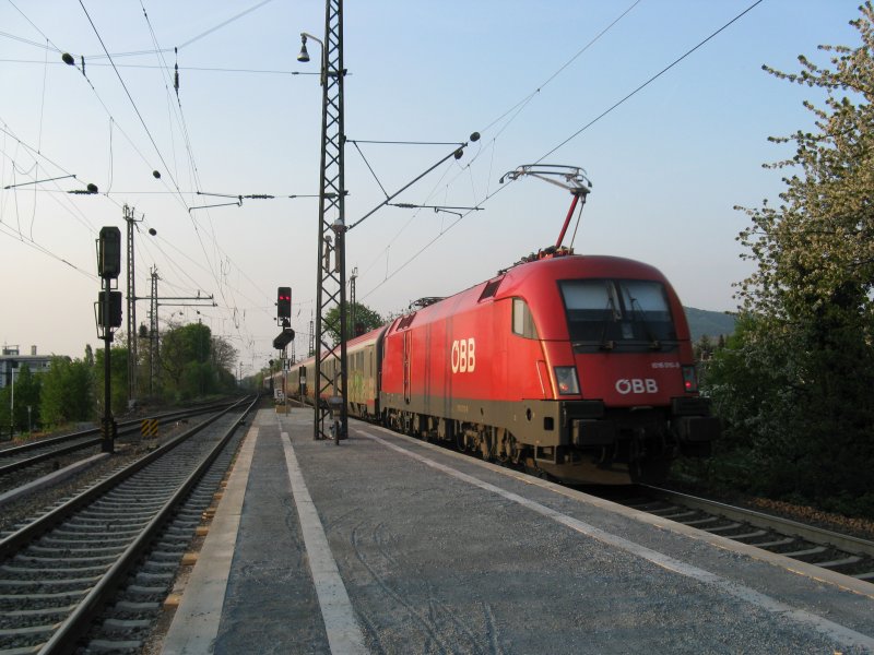 1016 019-9 mit EC 112 von Klagenfurt Hbf mit Kurswagen aus Zagreb nach Frankfurt(Main)Hbf.Am 15.04.09 beim Halt in Bensheim.