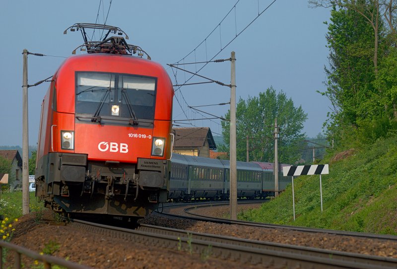 1016 019 am Euronight 491  Hans Albers  am 01.05.2009 kurz vor Pressbaum.