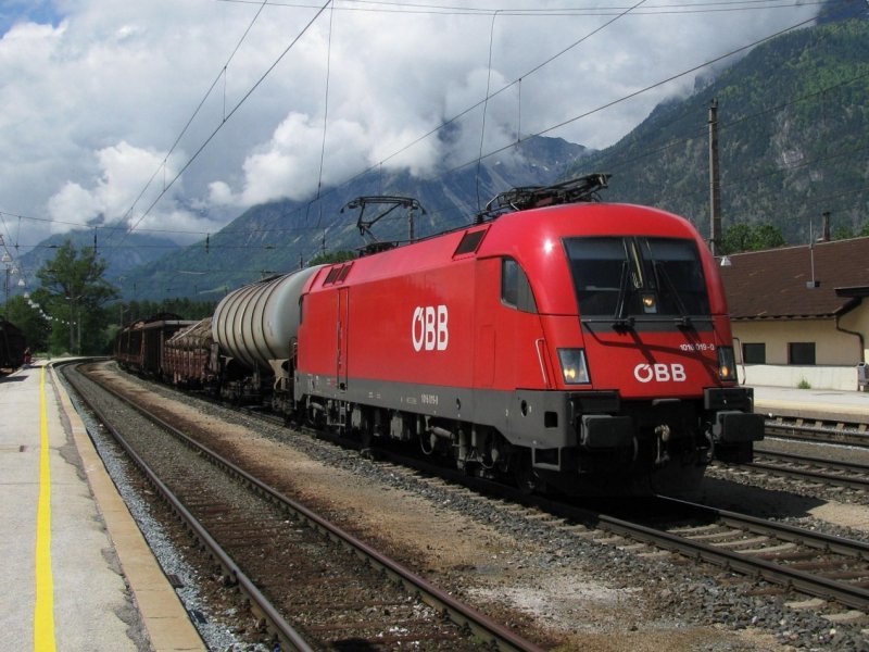 1016 019 mit einem gemischten Gterzug am 23.5.2008 in Brixlegg.