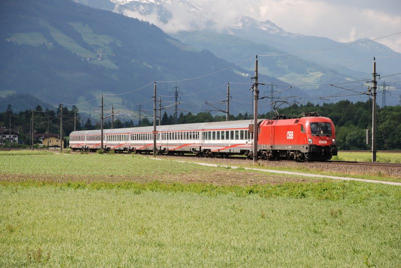 1016 021-6 mit InterCity saust durch`s Inntal aus Innsbruck kommend am 29.05.2009