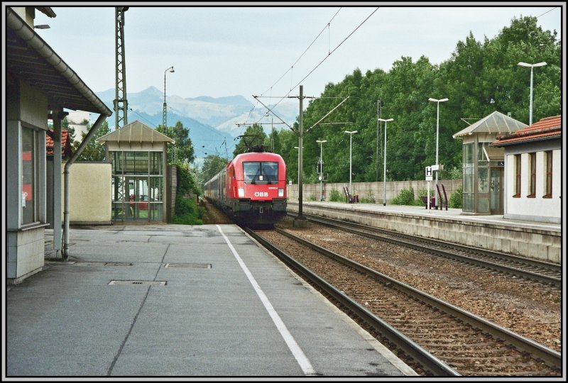 1016 021 bringt im Juni 2005 den OEC189  Val Gardena/Grdnertal  von Mnchen zum Brenner. Aufgenommen in Kiefersfelden.