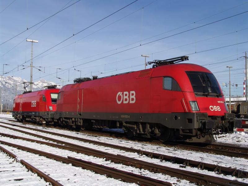 1016 022-4 zusammen mit 1116 034-8 am 30.12.04 in Buchs