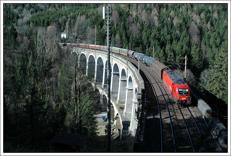 1016 022 mit ihrem Gterzg bei der Querung der Kalten Rinne am 10.4.2008.