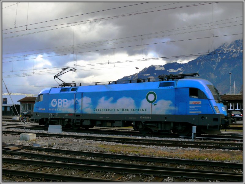 1016 023-2 KyotoExpress rangiert in Buchs SG bei einer ausgesprochenen Fhnstimmung ber dem Frstentum Lichtenstein. (07.01.2008)