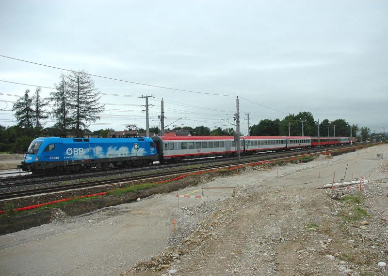 1016 023 bespannte am 20.8.2005 den IC 547. Am Foto befindet sich der Zug kurz vor St. Valentin