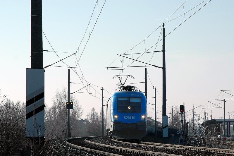1016 023 (Koyoto) am 3.4.05 im Bereich der WLB Haltestelle Gutheil Schoder Gasse in Wien Richtung Wien-Meidling fahrend