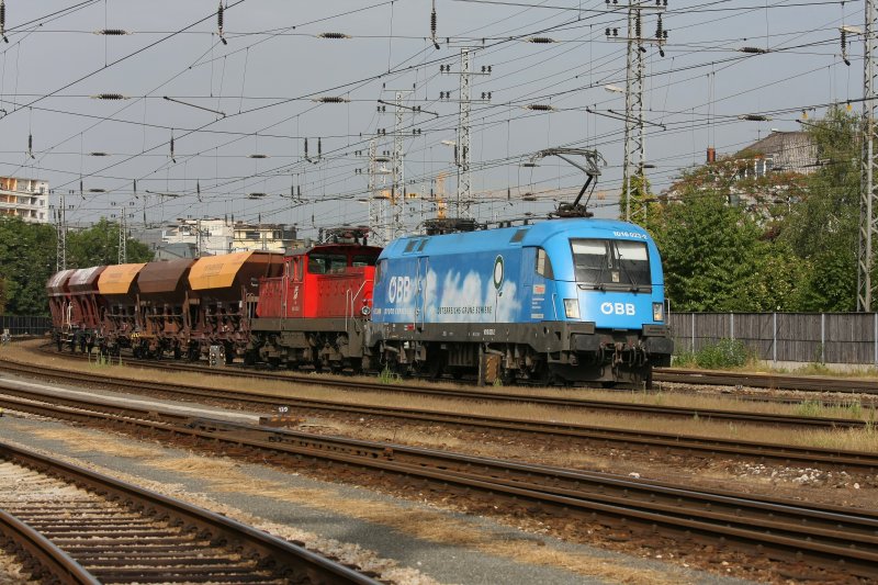 1016 023 Kyoto mit der abgebgelten 1063 002 vor einem kurzen Schotterzug bei der Einfahrt in den Hauptbahnhof Linz. Aufgenommen am 10. September 2008.