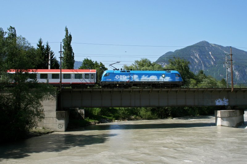 1016 023 (Kyoto) mit OEC 569 am 23.05.2009 auf der Innbr�cke bei Brixlegg.