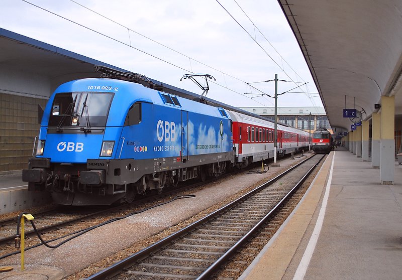 1016 023  Kyoto  verlsst mit einem IC Richtung Kosice den Bhf Wien West (12.5.2009)