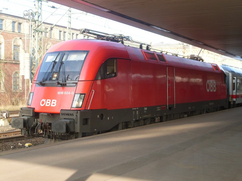 1016-024-0 kam mit dem IC 2083 aus Hamburg Altona und wollte weiter nach Berchtesgarden doch das wurde ihm von einem RE zu nichte gemacht weil er umsteiger abwaten musste