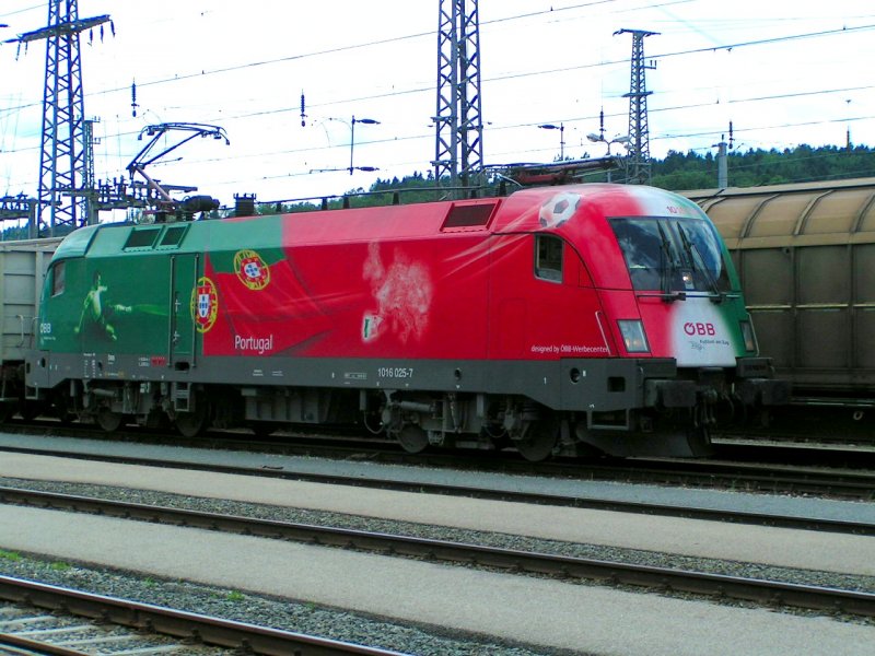 1016 025-7  Portugal  fhrt soeben mit einem Gterzug in Attnang-Pu. ein und verschwindet dann im Rundlokschuppen; 080630