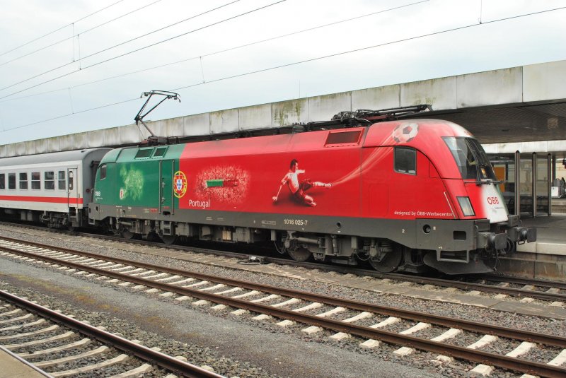 1016 025-7 (Portugal Taurus) mit IC 2082 am 18.04.2009 in Hannover Hbf.