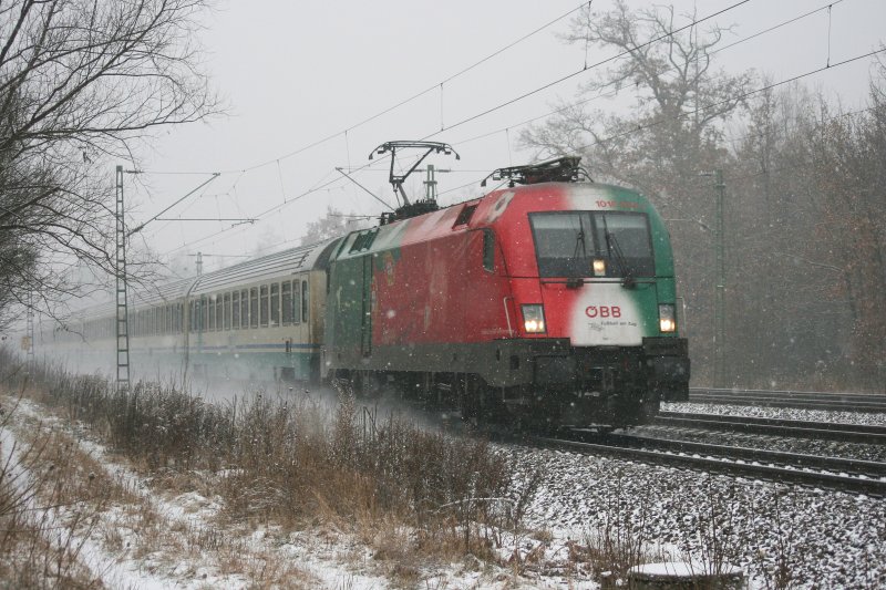 1016 025 bespannte am 01.01.2009 EC 85. Aufgenommen bei heftigem Schneefall in Haar (bei Mnchen).