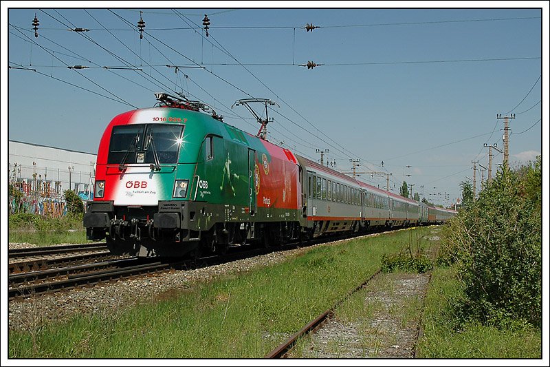 1016 025  Portugal  bespannte am 27.4.2008 den EC 33 „Allegro Stradivari“ (Wien - Venezia Santa Lucia) bis zur �sterr./italienischen Grenze. Die Aufnahme entstand kurz vor der Durchfahrt der S-Bahnstation Wien Atzgersdorf-Mauer.