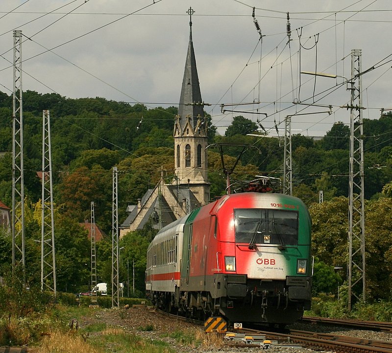 1016 025 zieht am 11. August 08 den IC Knigssee Richtung Alpen durch den Bahnhof Ochsenfurth.