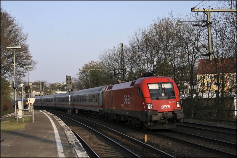 1016 026 durchfhrt mit dem IC 2028  KNIGSSEE , Brechdesgaden Hbf - Hamburg-Altona, das Hamburger Stadtgebiet und passiert dabei die Station Holstenstrae. (11.04.2009)