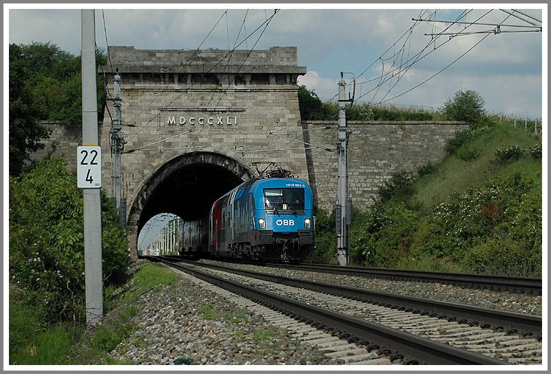 1016 026 (Kyoto) mit einer Doppelstockgarnitur am 10.6.2006 bei der Ausfahrt aus dem Busserltunnel Richtung Wiener Neustadt