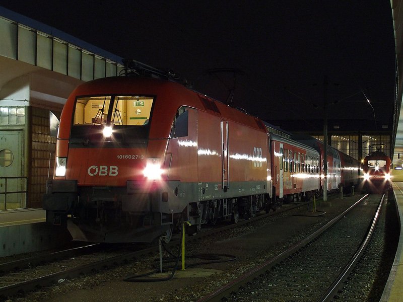 1016 027-3 am 11.11.06 in Wien Westbahnhof.