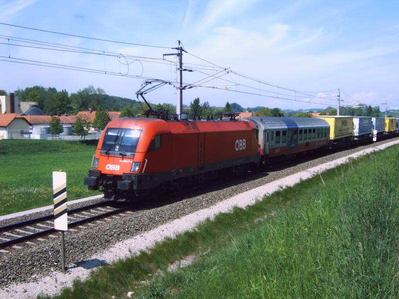 1016 027-3 unterwegs am 15.05.2006 mit einer rollenden Landstrasse Richtung Sden hier in Wartberg an der Krems auf Hhe der Klranlage