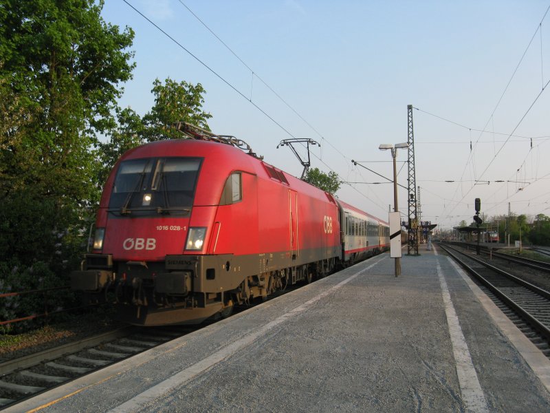 1016 028-1 mit EC 112 von Klagenfurt Hbf mit Kurswagen aus Zagreb nach Frankfurt(Main)Hbf.Am 15.04.09 bei der einfahrt in Bensheim.