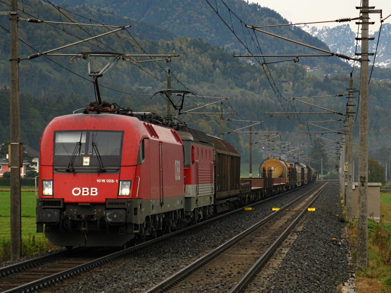 1016 028 mit einer 1144 an einem sehr langen Gterzug ( 45911 ) bei de Durchfahrt in Schlins Richtung Bludenz / Arlberg am 23.10.09.

Lg
