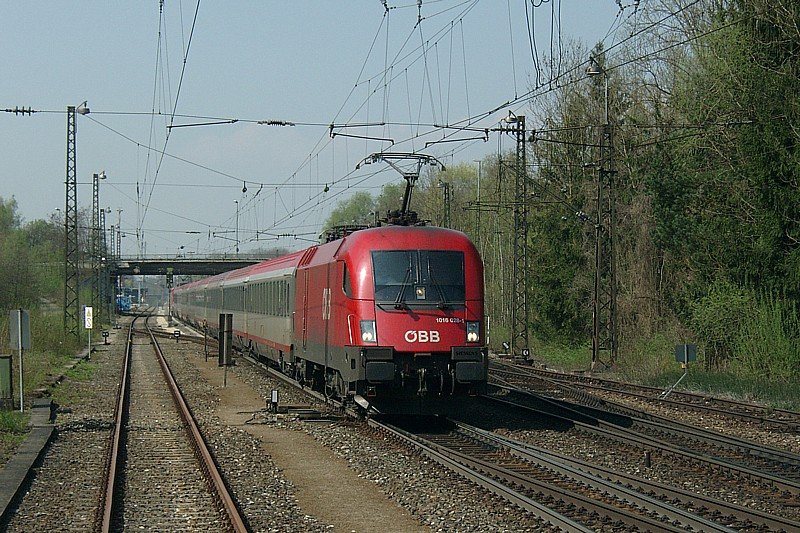 1016 028 verlt mit einer reinrassigen BB-Garnitur und einer 1116 am Schlu am 14.04.2009 den Bahnhof Gnzburg.
