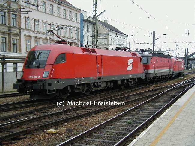 1016 029-9, 1044 213-5 und 1016 042-2; Ausfahrt Wien Westbhf.; 15-09-2001