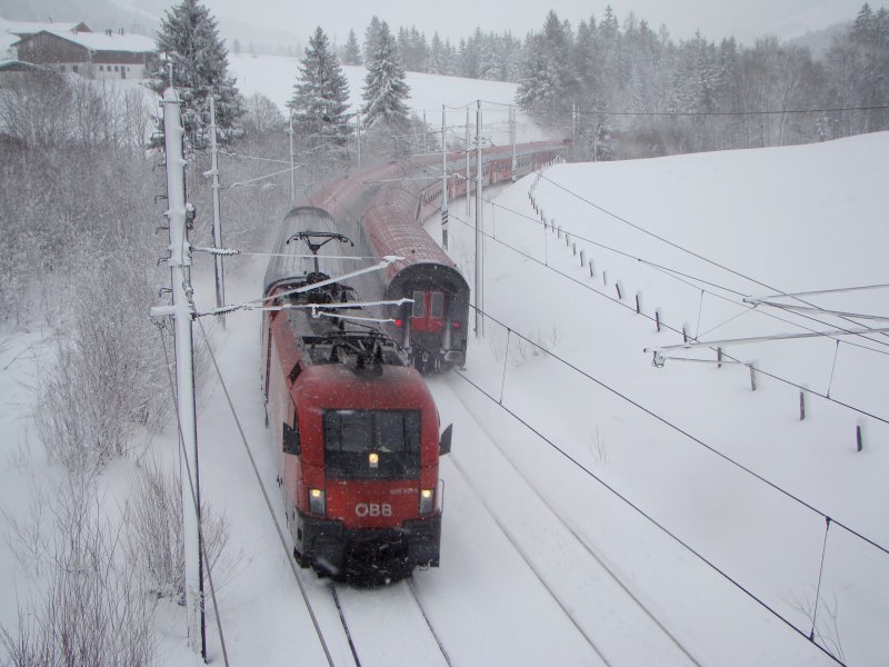 1016 031-5 und 1116 270-8 treffen am 07.12.2008 mit Reisezge bei Griessenpass.