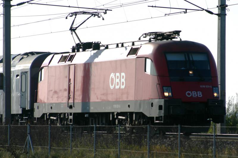1016 031-5 am 29.10.2005 auf der Westbahn in Hrsching.