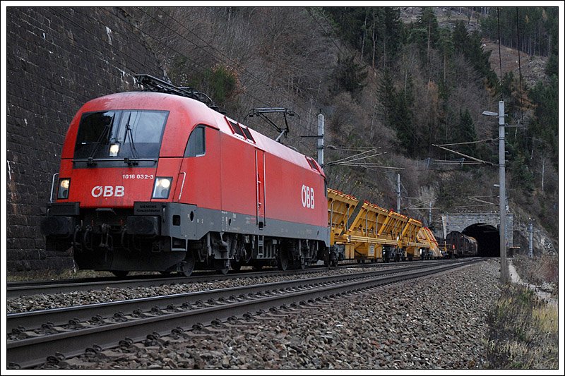 1016 032 beim Verlassen des Galgenberg-Tunnel zwischen Leoben und St. Michael in der Obersteiermark, aufgenommen am 20.11.2008.