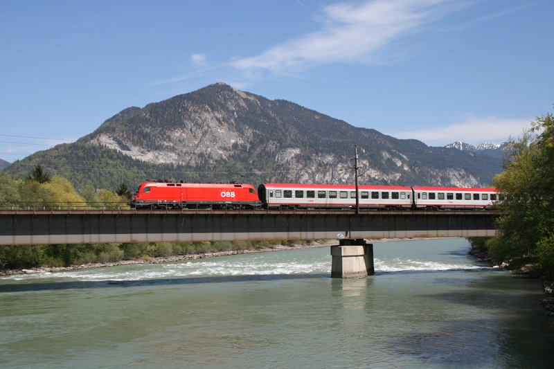 1016 032 berquert mit OEC 160 „Vorarlberg“ am 25.04.2009 die Innbrcke bei Brixlegg.