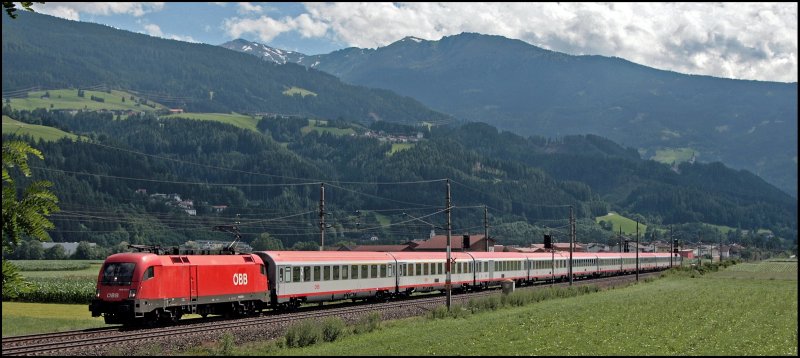 1016 033-1(?) zieht bei Schwaz den OEC 569  Bernard Ingenieure  von Bregenz nach Wien West. (08.07.2008)
