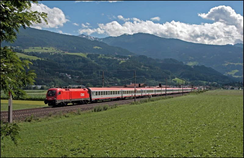 1016 033-1(?) zieht bei Schwaz den OEC 569  Bernard Ingenieure  von Bregenz nach Wien West. (08.07.2008) 

