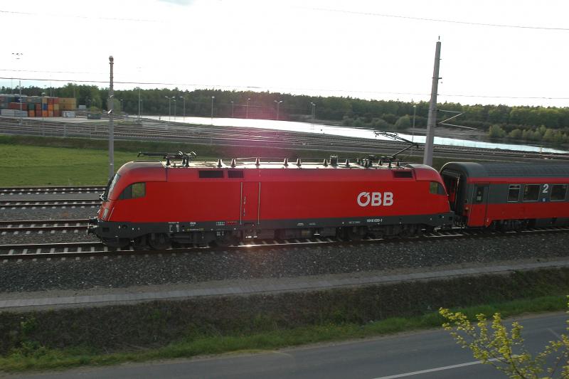 1016 033 mit dem IC 159  Croatia  von Wien nach Zagreb am 11.5.2005 bei der Durchfarht in Kalsdorf