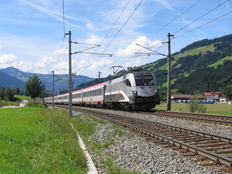 1016 034-9 mit OEC 669 Bregenz-Graz Hbf bei Brixen im Thale am 24-8-2008.