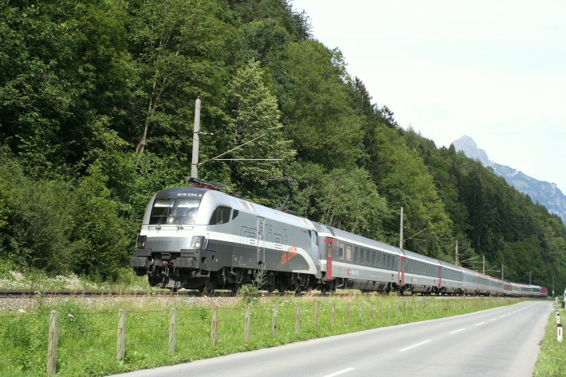1016 034-9 (Railjet) mit BB EC 162  Transalpin  von Wien Westbhf. nach Basel bei Braz