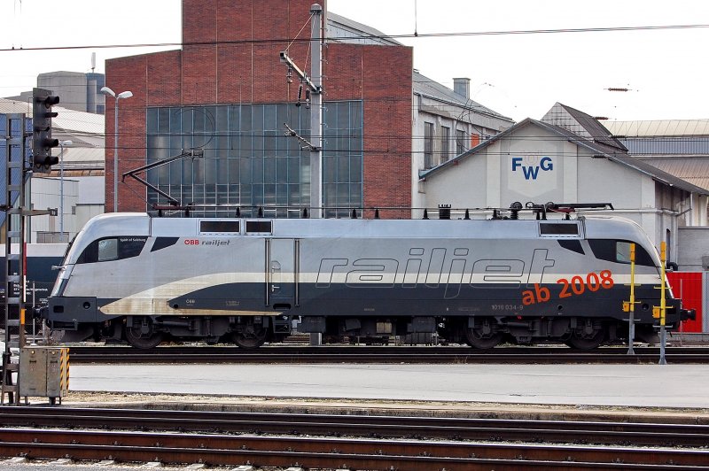 1016 034-9 Railjet  Spirit of Salzburg  wrde auch mal wieder eine kleine Dusche vertragen. Das in der Zwischenzeit verworfene Railjet-Farbdesign wird in der Zukunft auch dem aktuellen weichen. Getragen wird es schon von 1116 201-3.