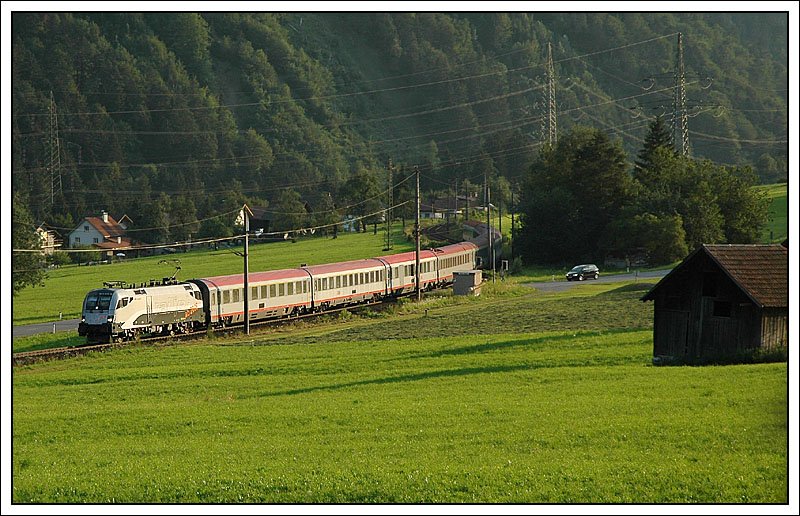 1016 034 mit dem OEC 165  Kaiserin Elisabeth  von Zrich Hbf. nach Salzburg Hbf. am 27.7.2007 kurz vor der Durchfahrt des fr den Personenverkehr mittlerweile aufgelassenen Bahnhofe Braz auf der Arlberg Westrampe. 