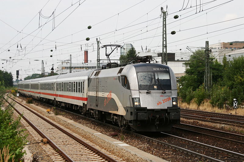 1016 034 mit IC 2083 am 09.08.2009 am Heimeranplatz in Mnchen.