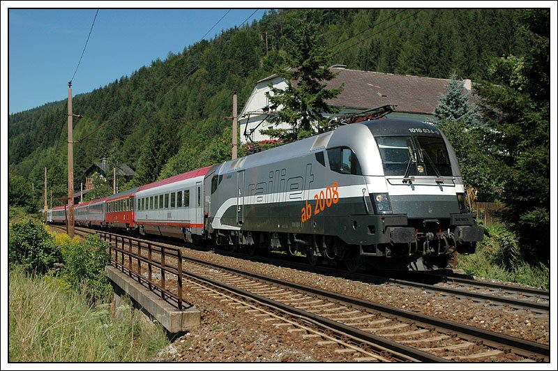 1016 034 im RailJet Vordesign war am 15.8.2007 mit dem IC 534 „WIFI-Kariere-Express“ von Villach nach Wien unterwegs. Die Aufnahme enstand auf der Semmering Sdrampe beim Edlach Hof.