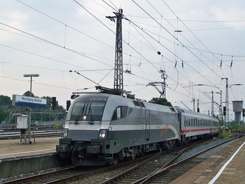1016 034  Spirit Of Salzburg - RailJet 
am 08.08.2009 mit IC 2082 bei Einfahrt in Hamburg-Altona