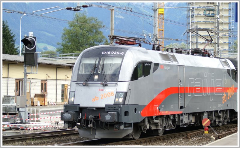1016 035-6  Spirit of Linz  fhrt mit dem Transalpin in Buchs SG ein. (10.07.2007)