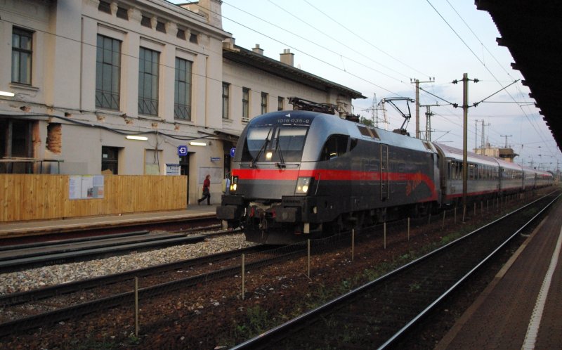 1016 035-6 vor OIC in Richtung Linz bei der Durchfahrt Wien Htteldorf am 21.08.2009.