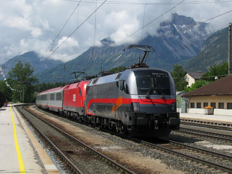 1016 035 (Railjet) und 1116 217 mit OEC 565 am 23.5.2008 in Brixlegg.
