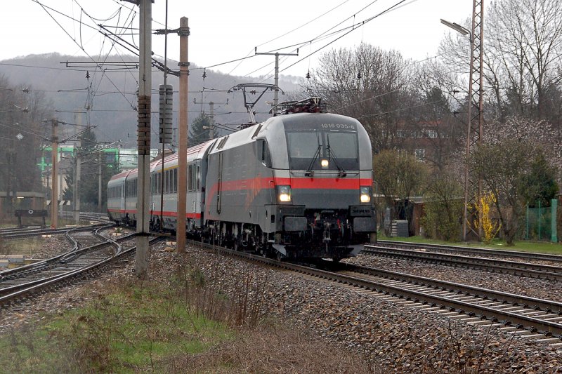 1016 035 Railjet vor dem doch recht kurz geratenen BB Intercity 643  CARITAS Kinderpatenschaften  von Salzburg nach Wien Westbahnhof. Fotografiert nach einem heftigem Schneeregenschauer am 19.03.2008 kurz vor Unter Purkersdorf. 