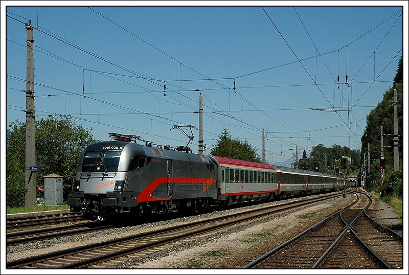 1016 035 war mit dem OEC 162 „Transalpin“ von Wien West nach Basel in der Schweiz unterwegs. Hier bei der Durchfahrt in Brixlegg am 16.7.07.
