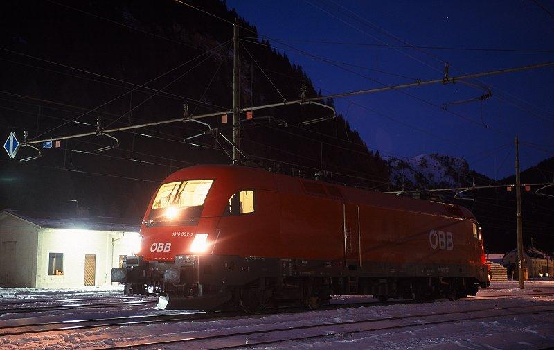 1016 037 am 1. Weihnachtsfeiertag 2003 auf dem Brenner.